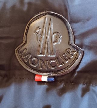 Plumífero Moncler Negro con Gorro Integrado