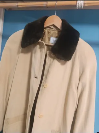 Abrigo beige talla XL con cuello