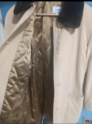 Abrigo beige talla XL con cuello