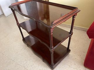 Mesa auxiliar caoba con ruedas