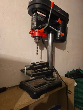 Taladro de columna negro