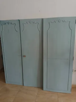 Puertas de armario antiguas con molduras