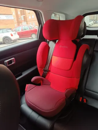 Silla de coche Cybex roja con Isofix
