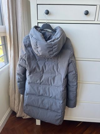 Abrigo plumífero gris sin costuras