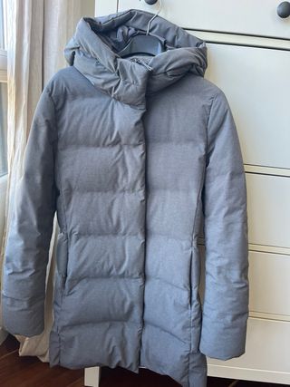 Abrigo plumífero gris sin costuras