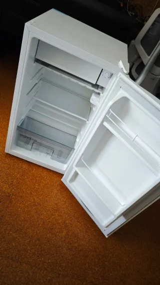 Nevera Universalblue Orion bajo encimera.