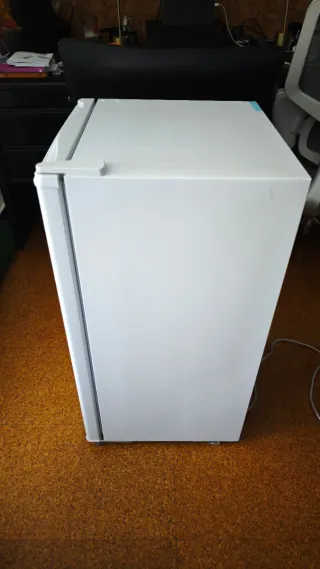 Nevera Universalblue Orion bajo encimera.