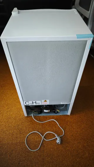 Nevera Universalblue Orion bajo encimera.