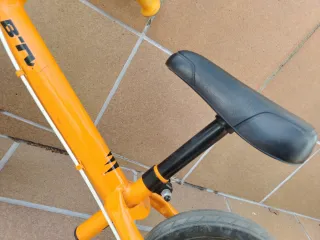 Bicicleta sin pedales naranja