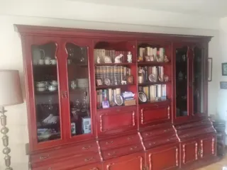 Mueble clásico rojo granate