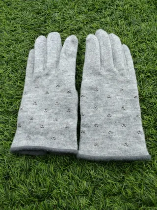 Guantes de tela grises con adornos