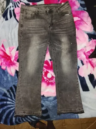 Pantalones vaqueros acampanados grises