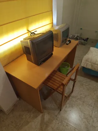 Escritorio y silla de madera