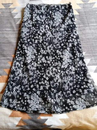 Dos faldas de MNG y Hennes