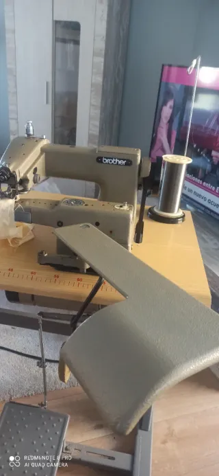 Máquina de coser puntada invisible Brother
