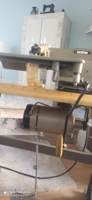 Máquina de coser puntada invisible Brother