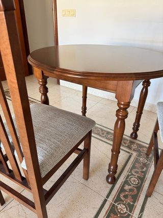 Mesa redonda y 2 sillas de madera con cristal