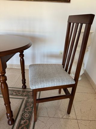 Mesa redonda y 2 sillas de madera con cristal