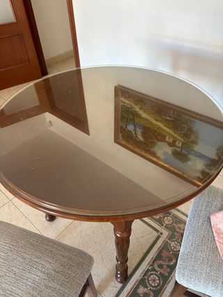 Mesa redonda y 2 sillas de madera con cristal