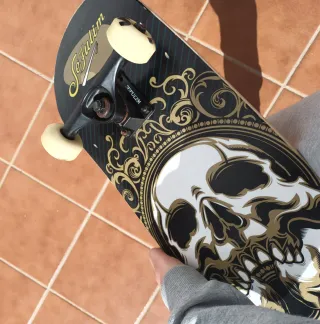 Skate SeFulim con diseño de calaveras