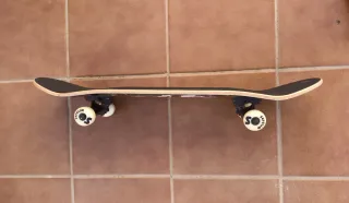 Skate SeFulim con diseño de calaveras