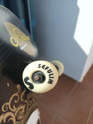 Skate SeFulim con diseño de calaveras