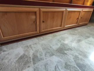 Mueble bajo de madera con puertas