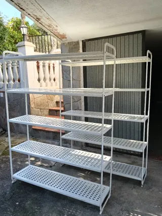 Estanterías de hierro regulables