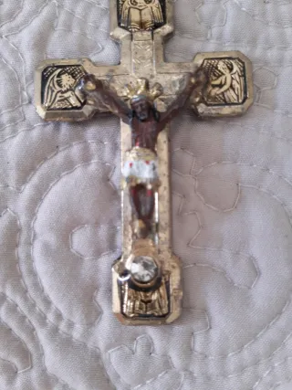 Crucifijo con piedra decorativa