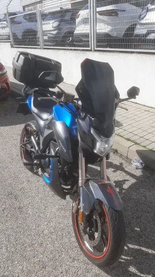 Zontes Z2 Naked Moto Negra y Azul