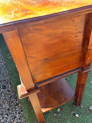 Mesa auxiliar de madera con cajones