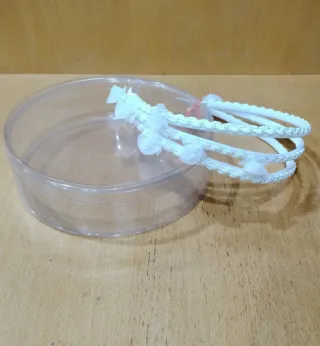 Diadema blanca con flores y etiqueta