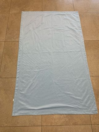 Manta de bebé azul con topos.