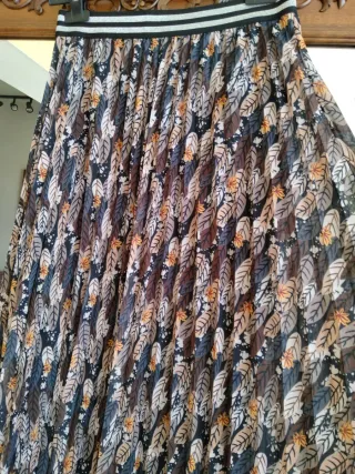 Falda plisada estampada hojas
