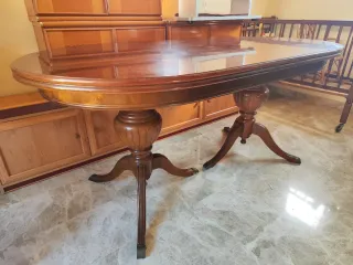 Mesa de comedor de madera noble