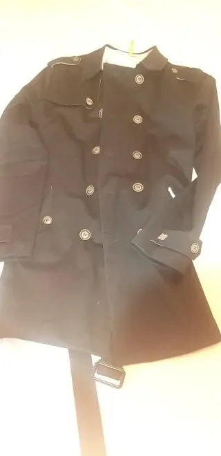 Gabardina negra con cinturón