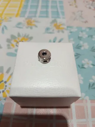 Charm y cierre para pulsera de Pandora.