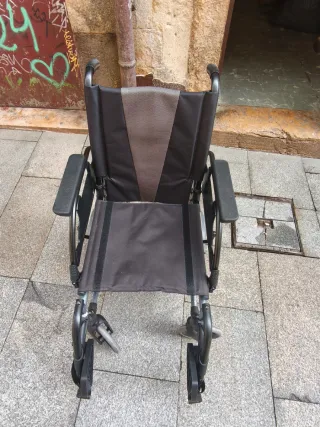 Silla de ruedas manual, poco usada, plegable
