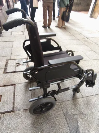 Silla de ruedas manual, poco usada, plegable