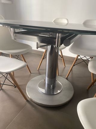 Mesa comedor negra con 6 sillas blancas