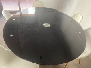 Mesa comedor negra con 6 sillas blancas