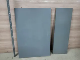 Estanterías metálicas grises