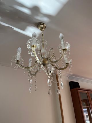 Lámpara de techo dorada y cristal