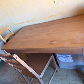 Mesa de madera con 4 sillas