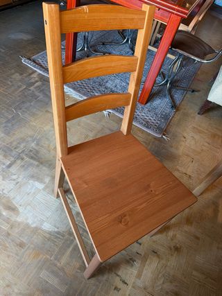 Mesa de madera con 4 sillas