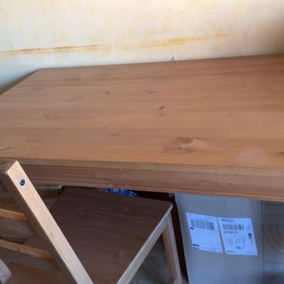Mesa de madera con 4 sillas