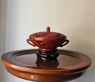 Caja china de cinabrio tallada