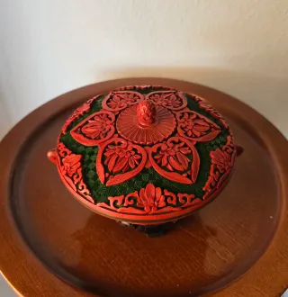 Caja china de cinabrio tallada