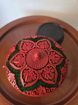 Caja china de cinabrio tallada