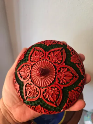 Caja china de cinabrio tallada